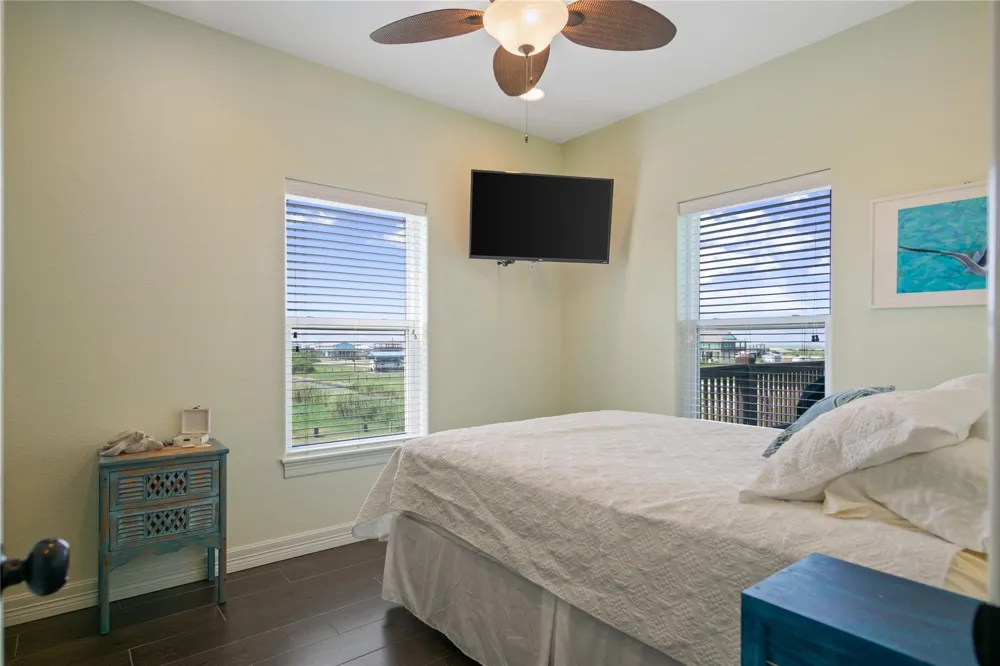 1086 Pennington Street Gilchrist, TX 77617