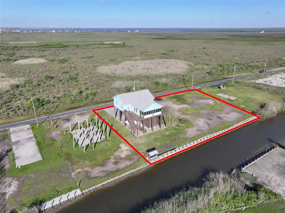 1086 Pennington Street Gilchrist, TX 77617