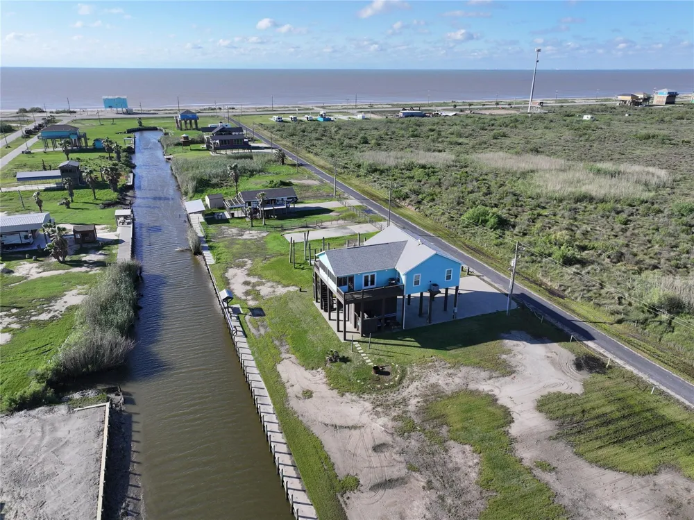 1086 Pennington Street Gilchrist, TX 77617