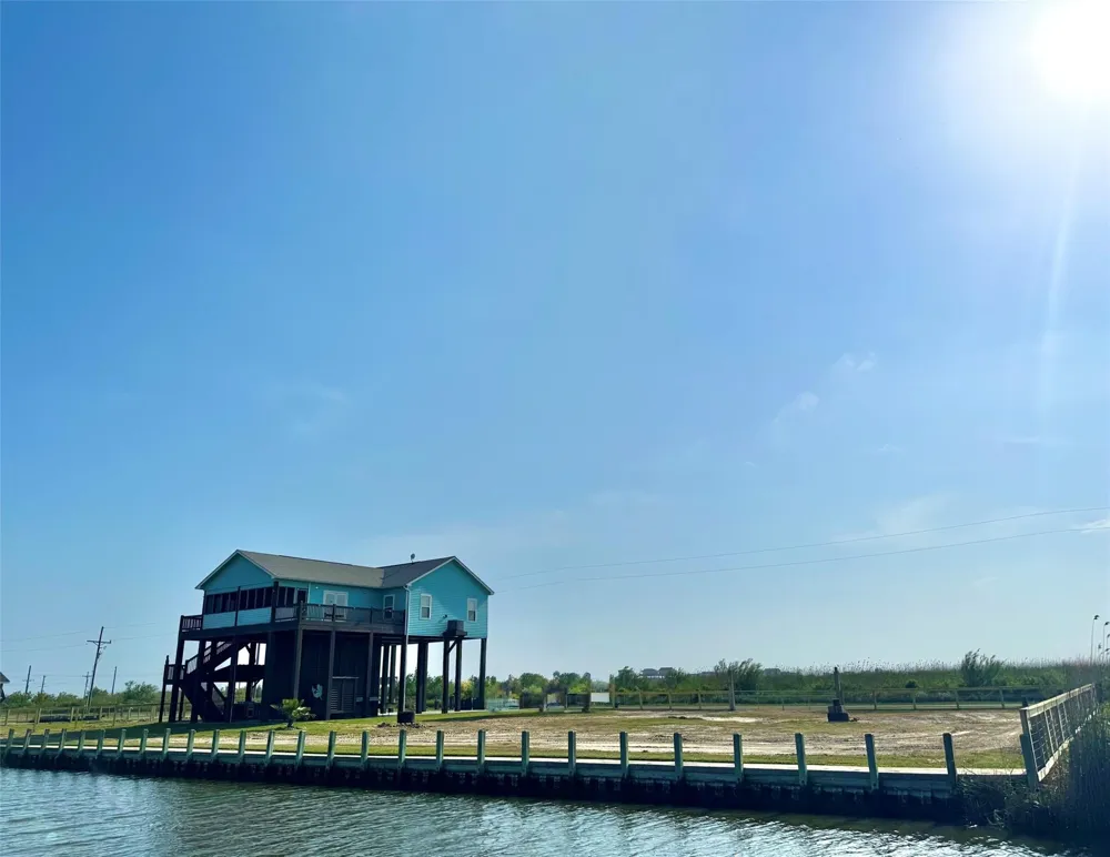 1086 Pennington Street Gilchrist, TX 77617
