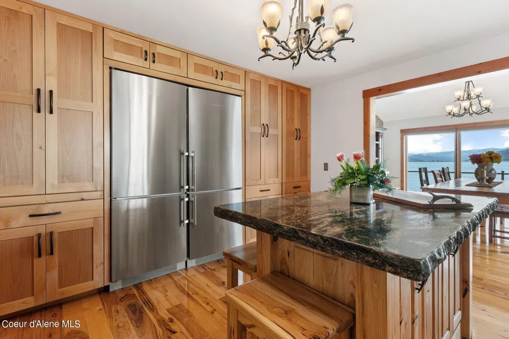 2537 Lakeshore Drive Sagle, ID 83860