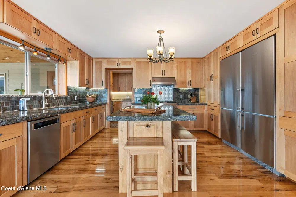 2537 Lakeshore Drive Sagle, ID 83860