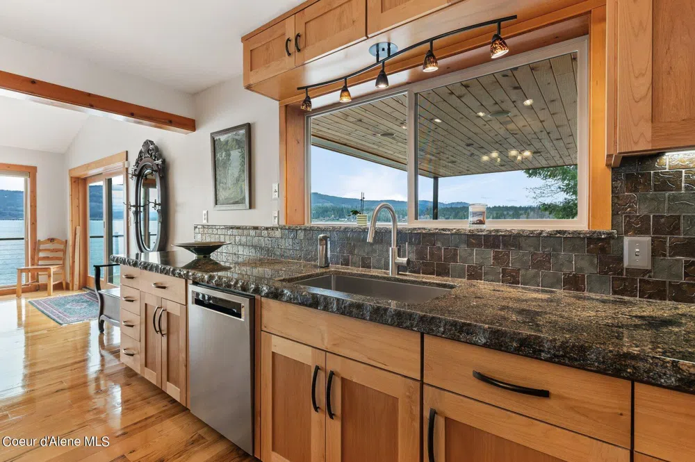 2537 Lakeshore Drive Sagle, ID 83860