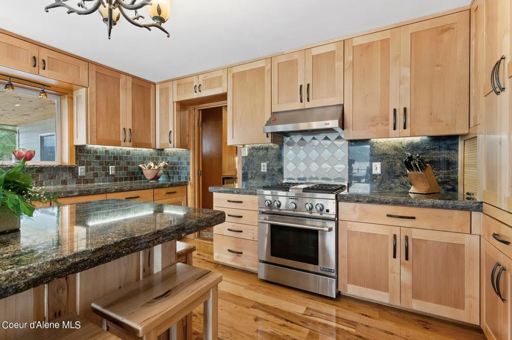 2537 Lakeshore Drive Sagle, ID 83860