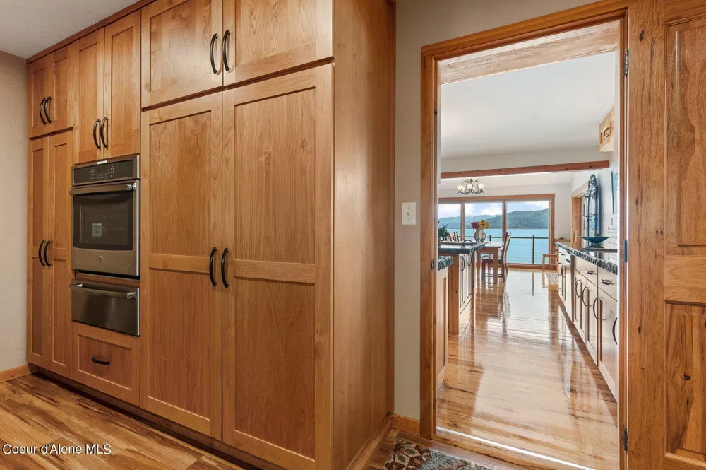 2537 Lakeshore Drive Sagle, ID 83860