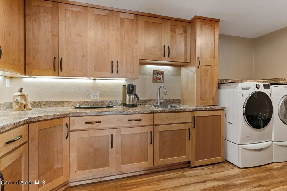 2537 Lakeshore Drive Sagle, ID 83860