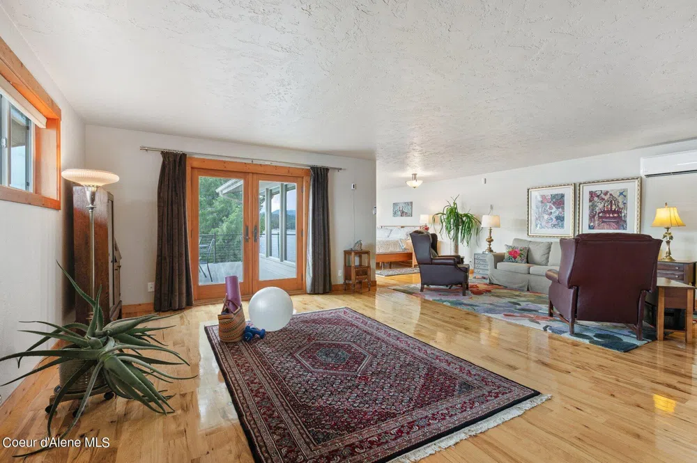 2537 Lakeshore Drive Sagle, ID 83860