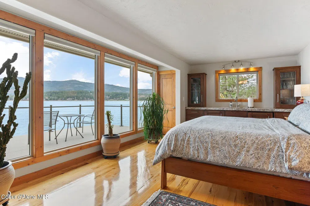 2537 Lakeshore Drive Sagle, ID 83860