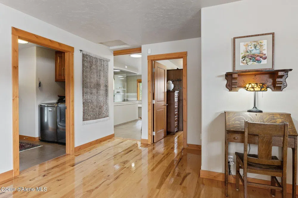 2537 Lakeshore Drive Sagle, ID 83860