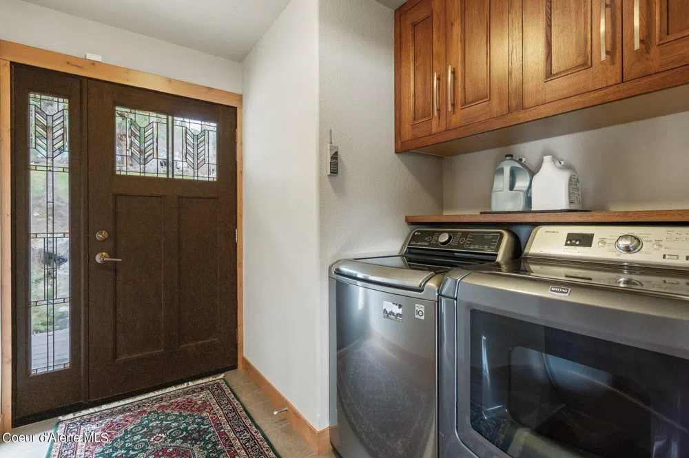 2537 Lakeshore Drive Sagle, ID 83860