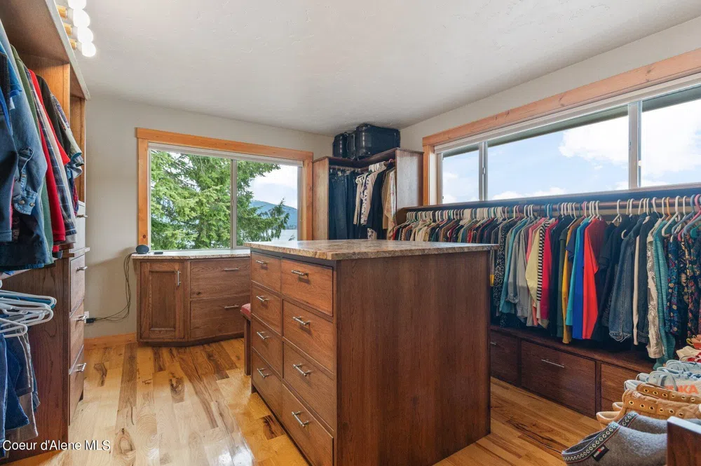 2537 Lakeshore Drive Sagle, ID 83860