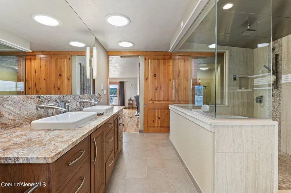 2537 Lakeshore Drive Sagle, ID 83860