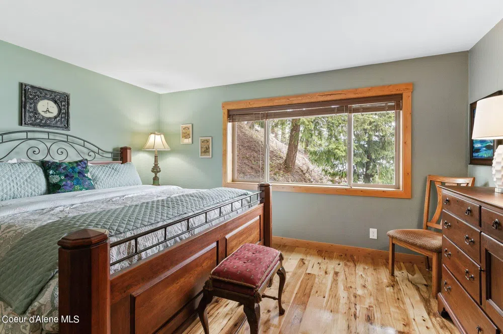 2537 Lakeshore Drive Sagle, ID 83860