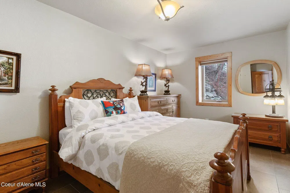 2537 Lakeshore Drive Sagle, ID 83860