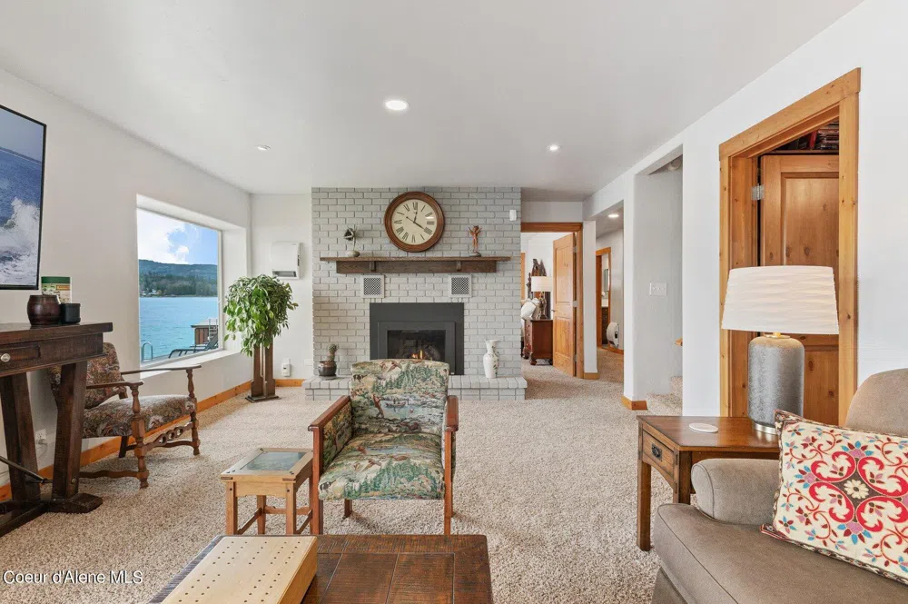 2537 Lakeshore Drive Sagle, ID 83860