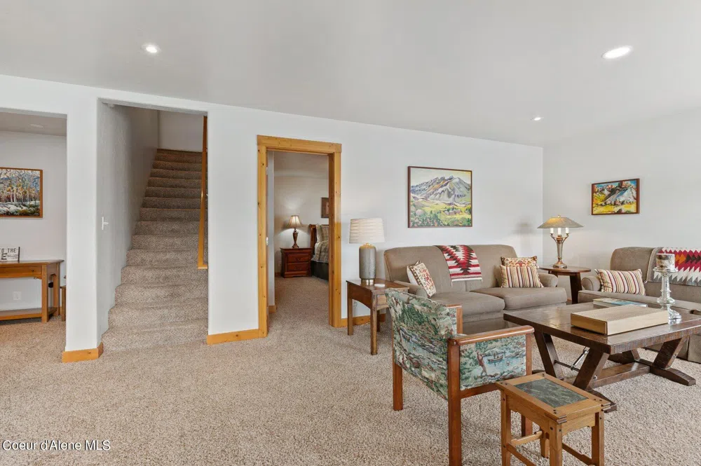 2537 Lakeshore Drive Sagle, ID 83860