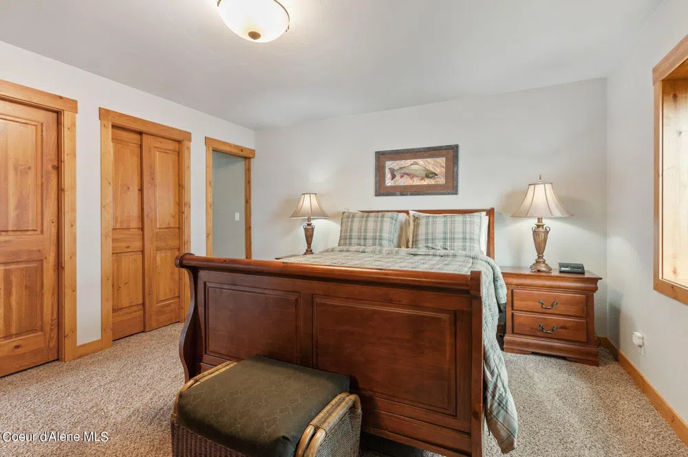 2537 Lakeshore Drive Sagle, ID 83860