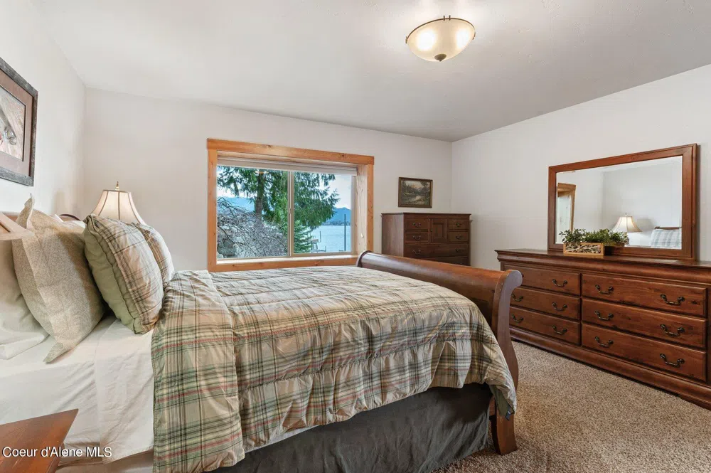 2537 Lakeshore Drive Sagle, ID 83860