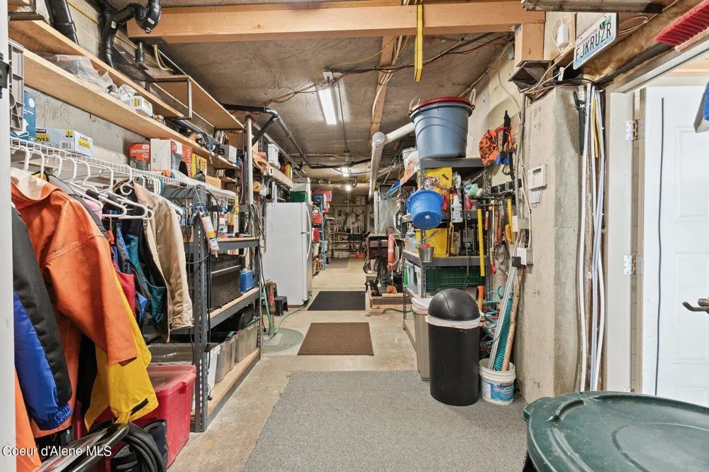 2537 Lakeshore Drive Sagle, ID 83860