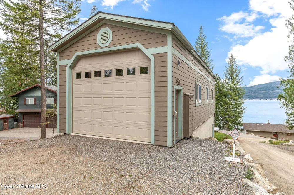 2537 Lakeshore Drive Sagle, ID 83860