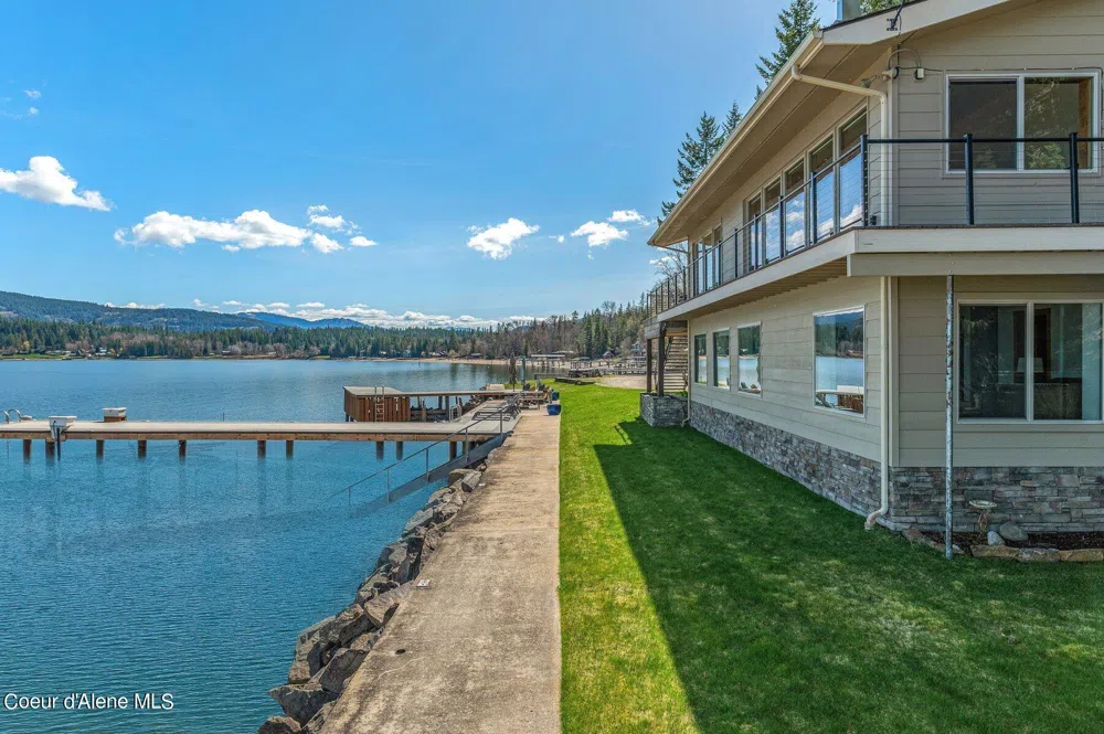 2537 Lakeshore Drive Sagle, ID 83860