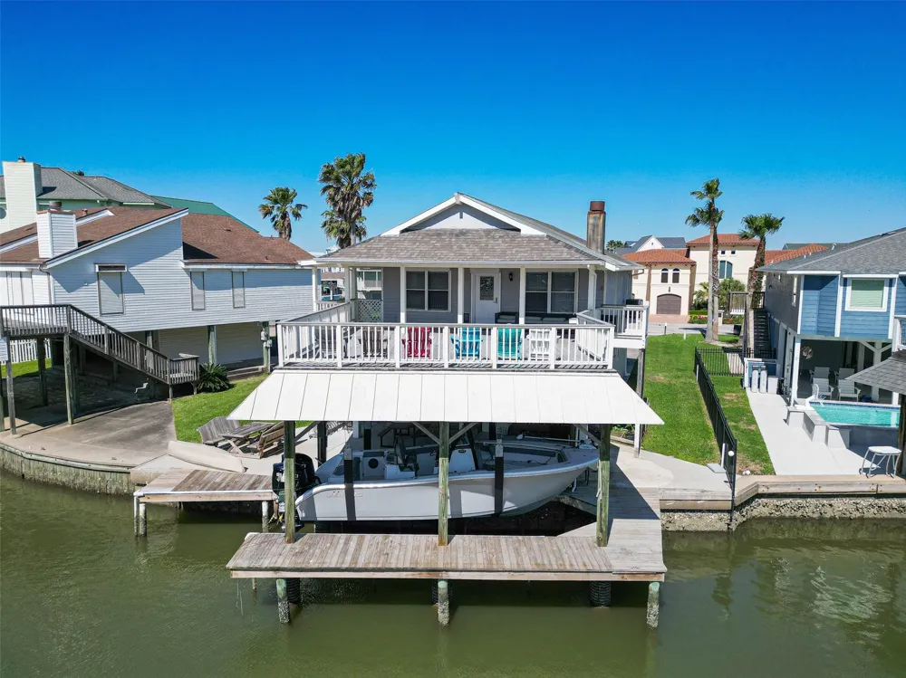 210 Sampan Drive Tiki Island, TX 77554