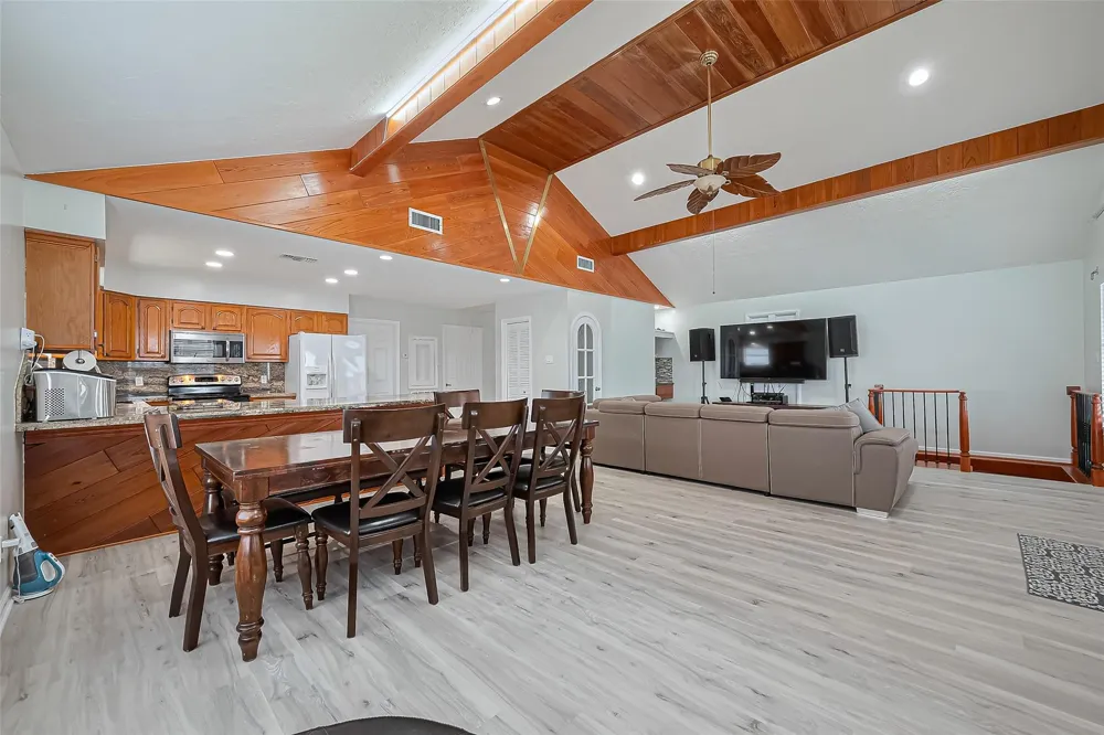 210 Sampan Drive Tiki Island, TX 77554