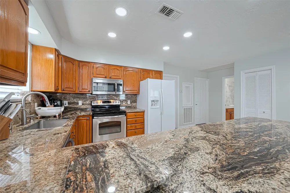 210 Sampan Drive Tiki Island, TX 77554