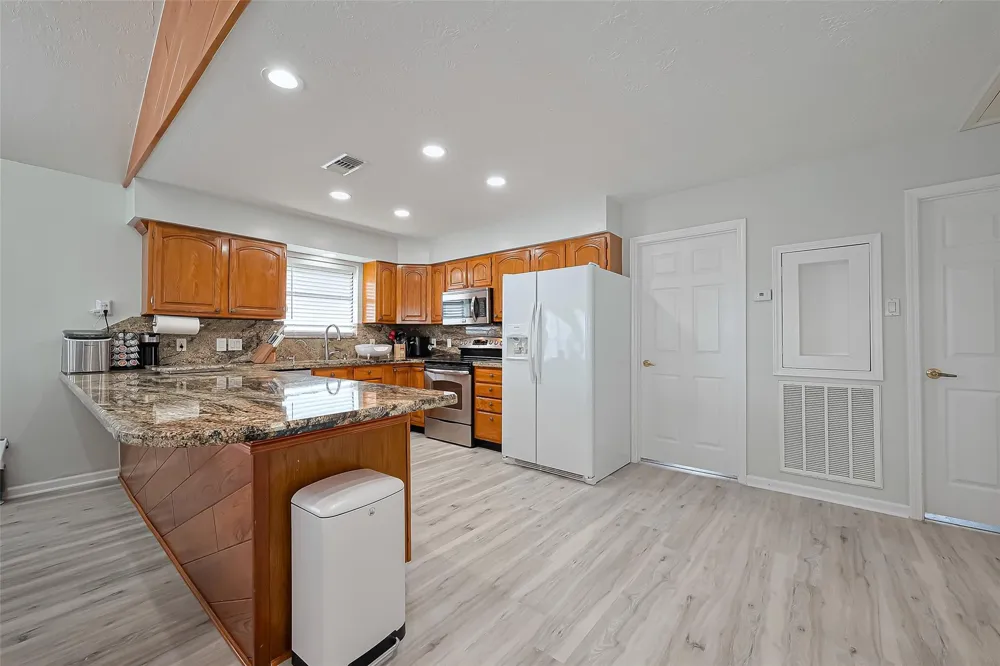 210 Sampan Drive Tiki Island, TX 77554