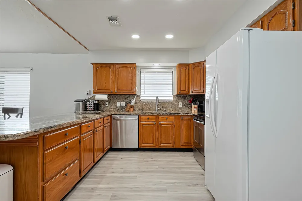 210 Sampan Drive Tiki Island, TX 77554