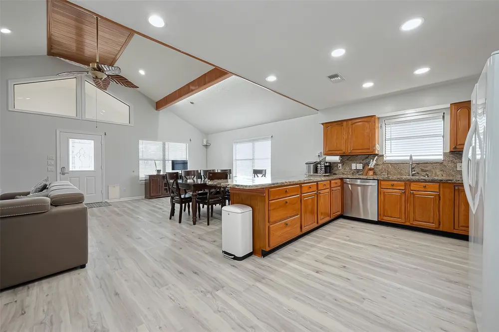 210 Sampan Drive Tiki Island, TX 77554