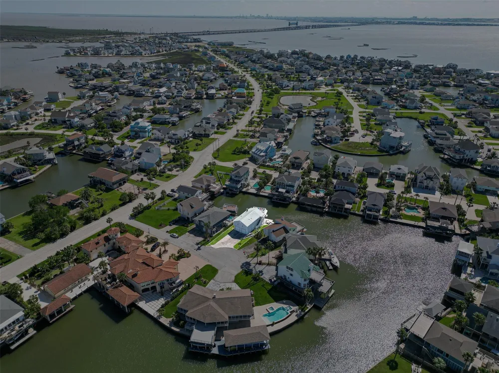 210 Sampan Drive Tiki Island, TX 77554