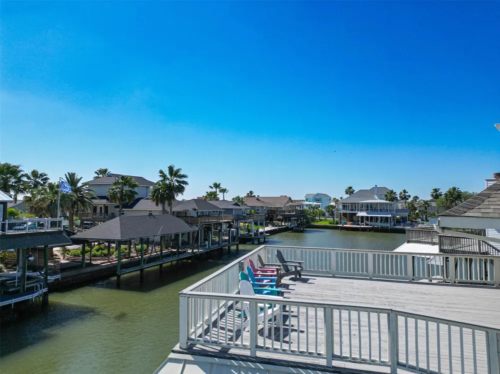 210 Sampan Drive Tiki Island, TX 77554