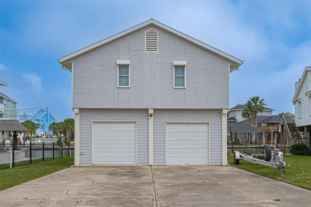 210 Sampan Drive Tiki Island, TX 77554