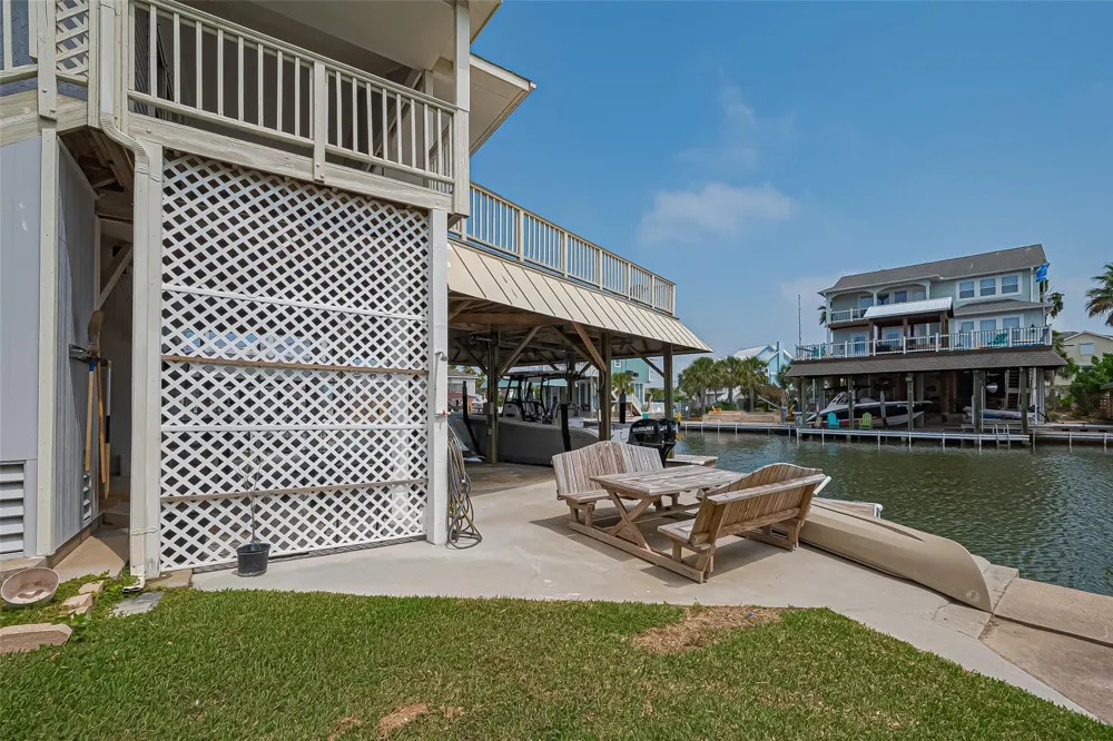 210 Sampan Drive Tiki Island, TX 77554