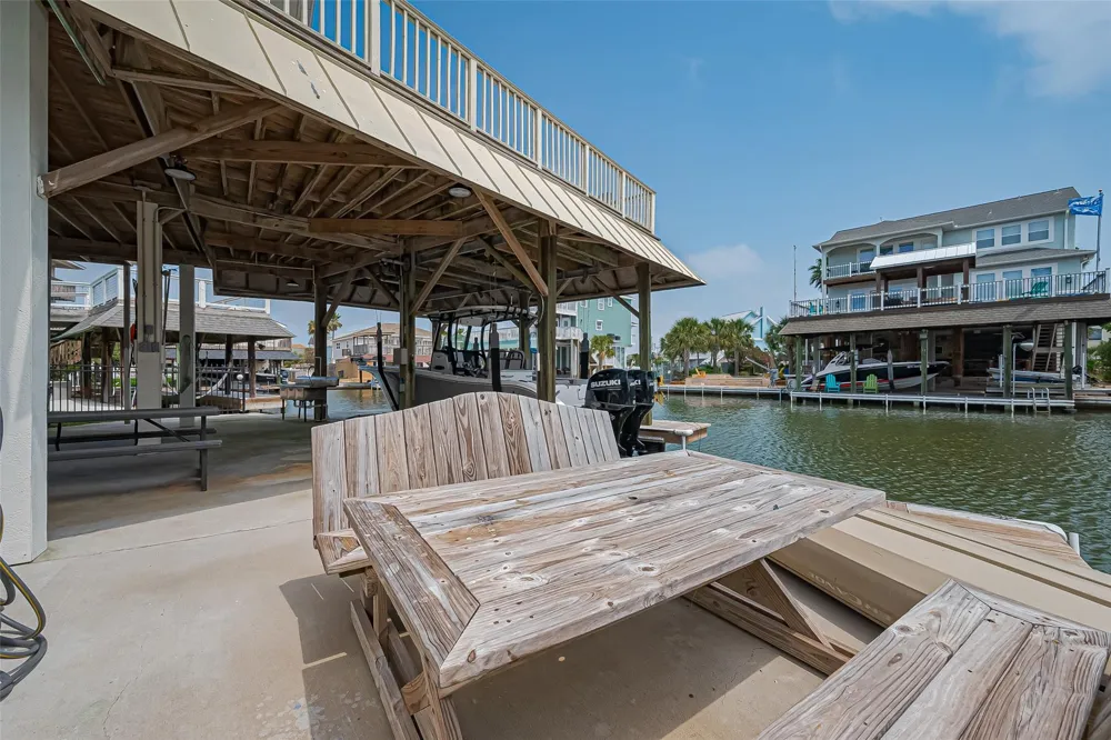 210 Sampan Drive Tiki Island, TX 77554