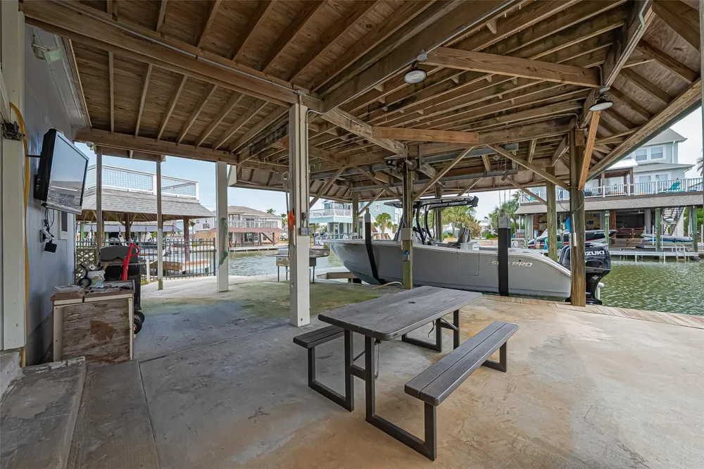 210 Sampan Drive Tiki Island, TX 77554