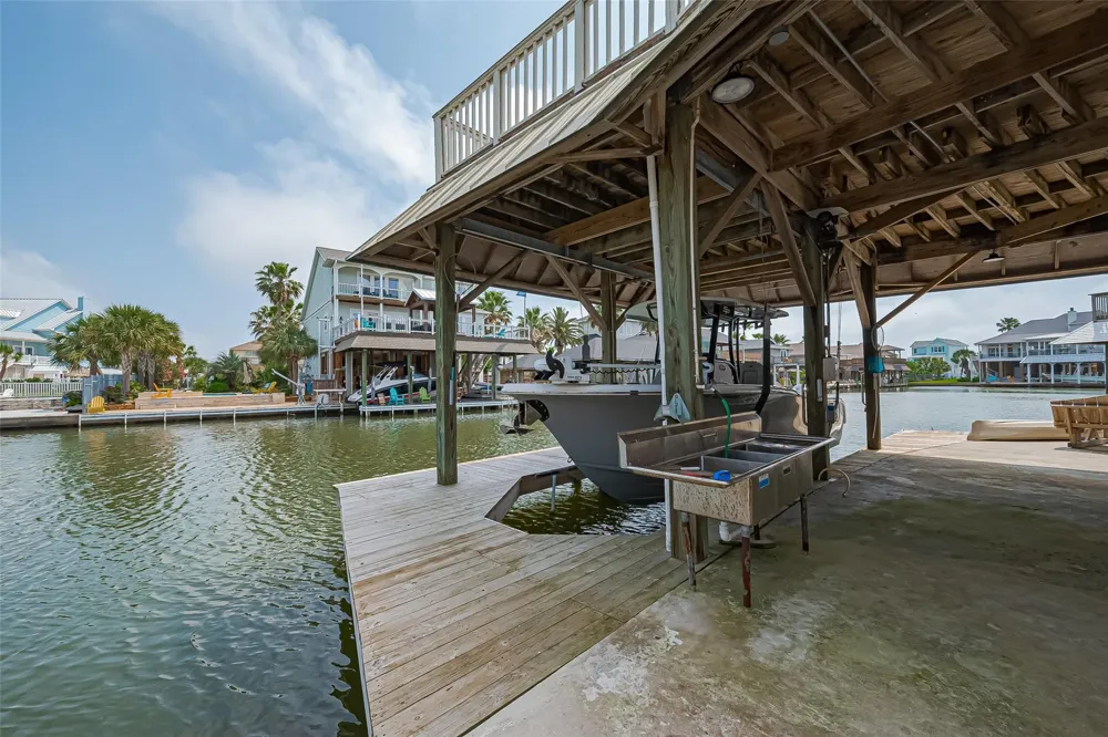 210 Sampan Drive Tiki Island, TX 77554