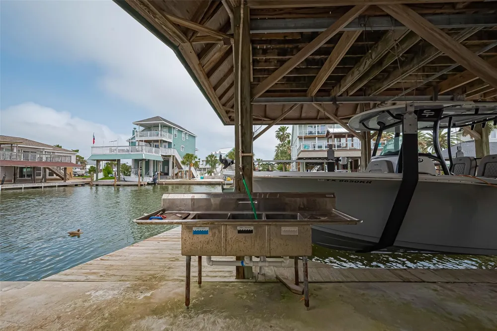 210 Sampan Drive Tiki Island, TX 77554