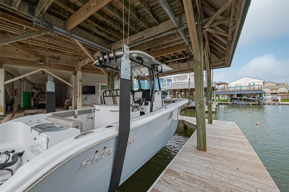 210 Sampan Drive Tiki Island, TX 77554