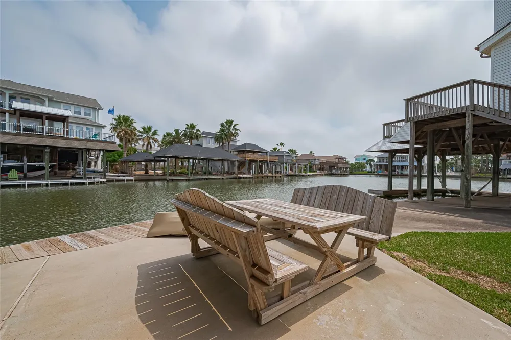 210 Sampan Drive Tiki Island, TX 77554