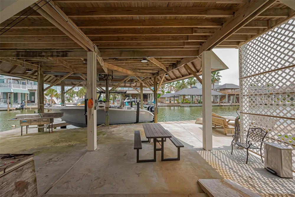 210 Sampan Drive Tiki Island, TX 77554