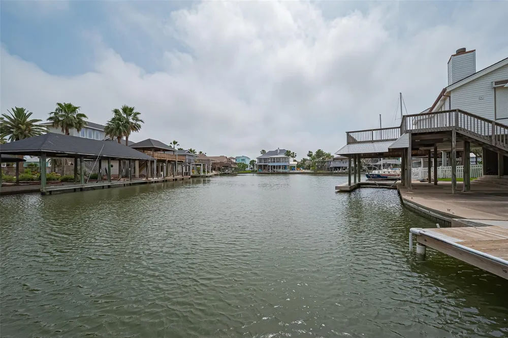 210 Sampan Drive Tiki Island, TX 77554