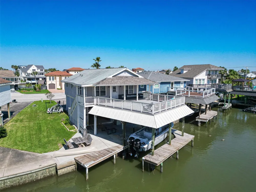 210 Sampan Drive Tiki Island, TX 77554