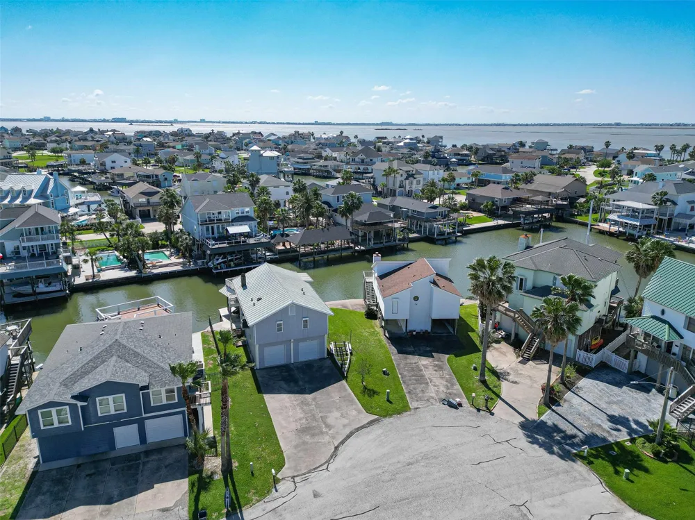 210 Sampan Drive Tiki Island, TX 77554