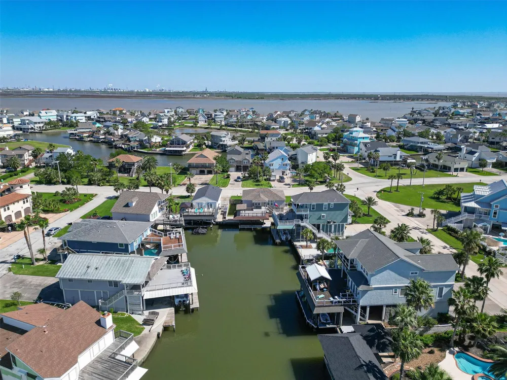 210 Sampan Drive Tiki Island, TX 77554