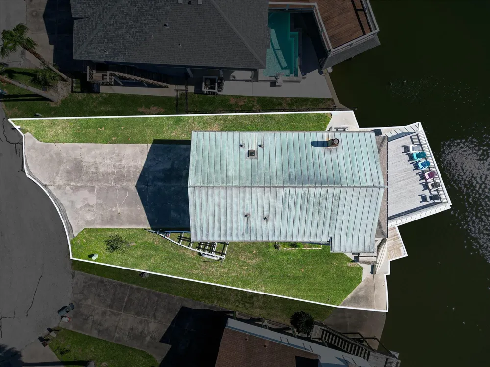 210 Sampan Drive Tiki Island, TX 77554