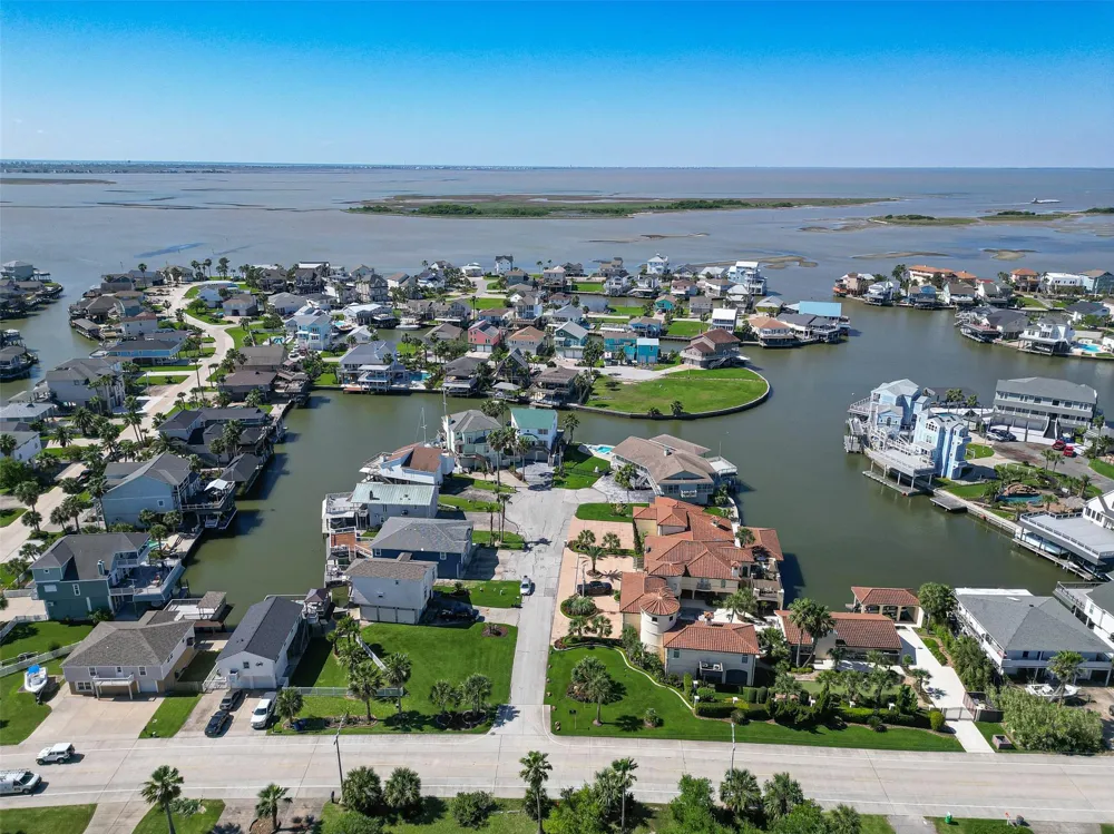 210 Sampan Drive Tiki Island, TX 77554