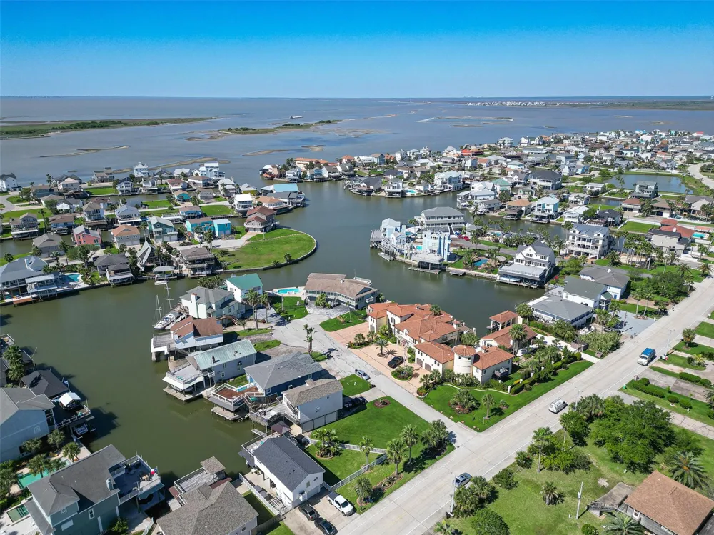 210 Sampan Drive Tiki Island, TX 77554