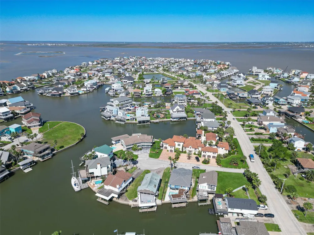 210 Sampan Drive Tiki Island, TX 77554